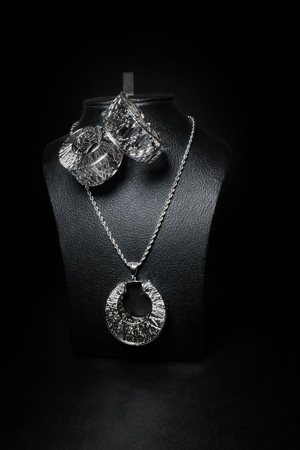 Parure Argentée Texturée – Collier et Boucles d’Oreilles Cercle Design