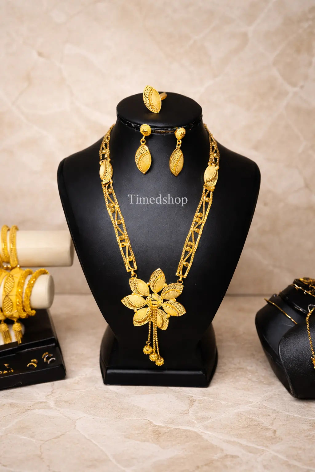 Sautoir Kany- plaque or élégance dorée femme chic