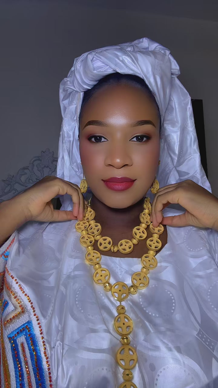 Parure africaine Kénéba – Collier long, ras-de-cou, bague et boucles d’oreilles en argent blanc plaqué or (Réf : PR-KEN01)