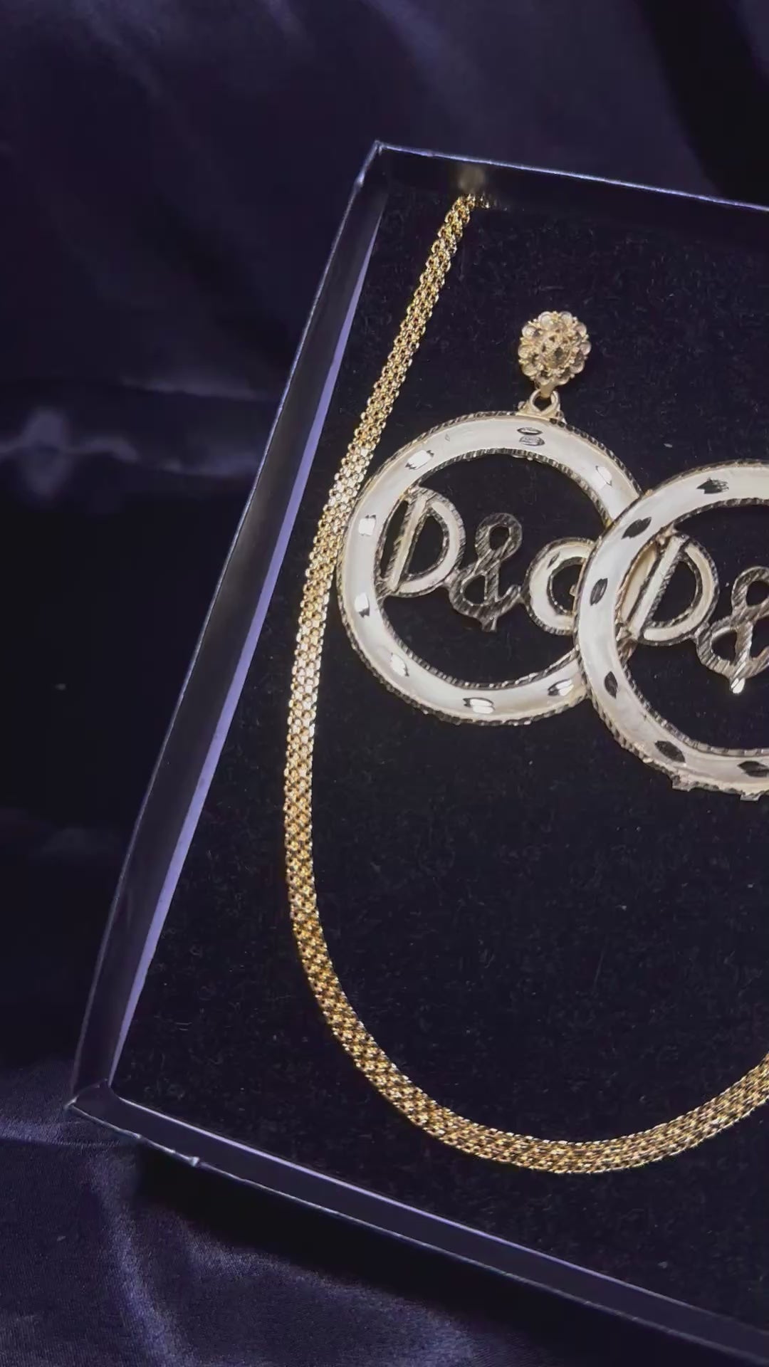 Parure “D&G Élégance” – Collier et Boucles d’Oreilles Dorées