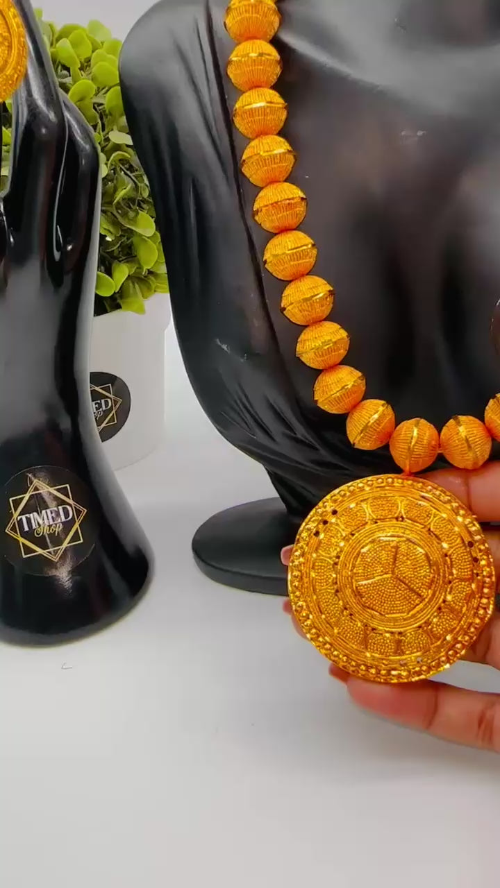 Parure Diaba – Ngalam en Plaqué Or Rouge Orangé (Collier + Boucles d’oreilles)